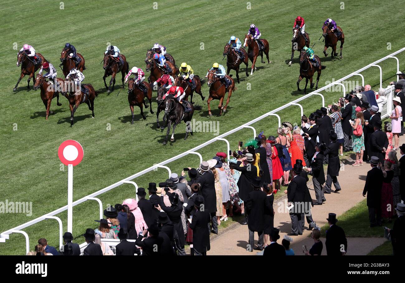 Berkshire Shadow, der von Jockey Oisin Murphy (Nearside rot/weiß) auf dem Weg zum Gewinn der Coventry Stakes am ersten Tag von Royal Ascot auf der Ascot Racecourse gefahren wird. Bilddatum: Dienstag, 15. Juni 2021. Stockfoto