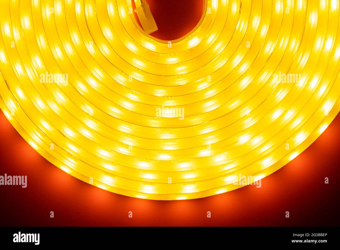 Eine Rolle LED-Dekorationsleuchte, goldener Leuchtenstreifen. Stockfoto