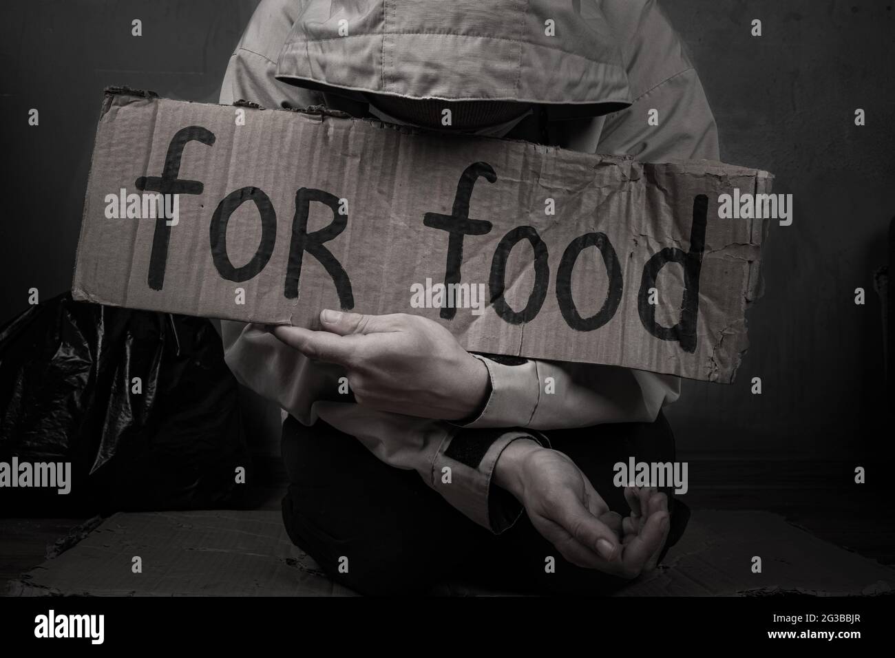 Obdachlose Person bittet um Hilfe mit dem Essen. Stockfoto
