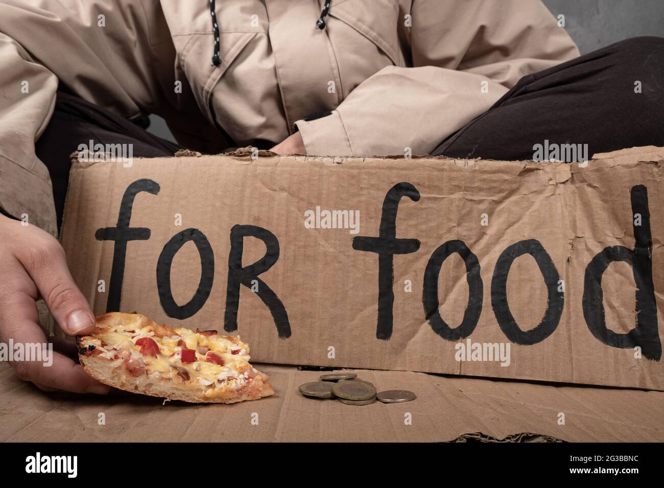 Nahrungsmittelspende an Bettler.Obdachlose, die um Nahrung bitten. Stockfoto