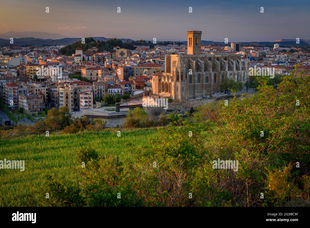 Die Stadt Manresa und die Kathedrale La Seu de Manresa bei einem Frühlingsuntergang (Barcelona, Katalonien, Spanien) ESP: La ciudad de Manresa y la catedral de La Seu Stockfoto