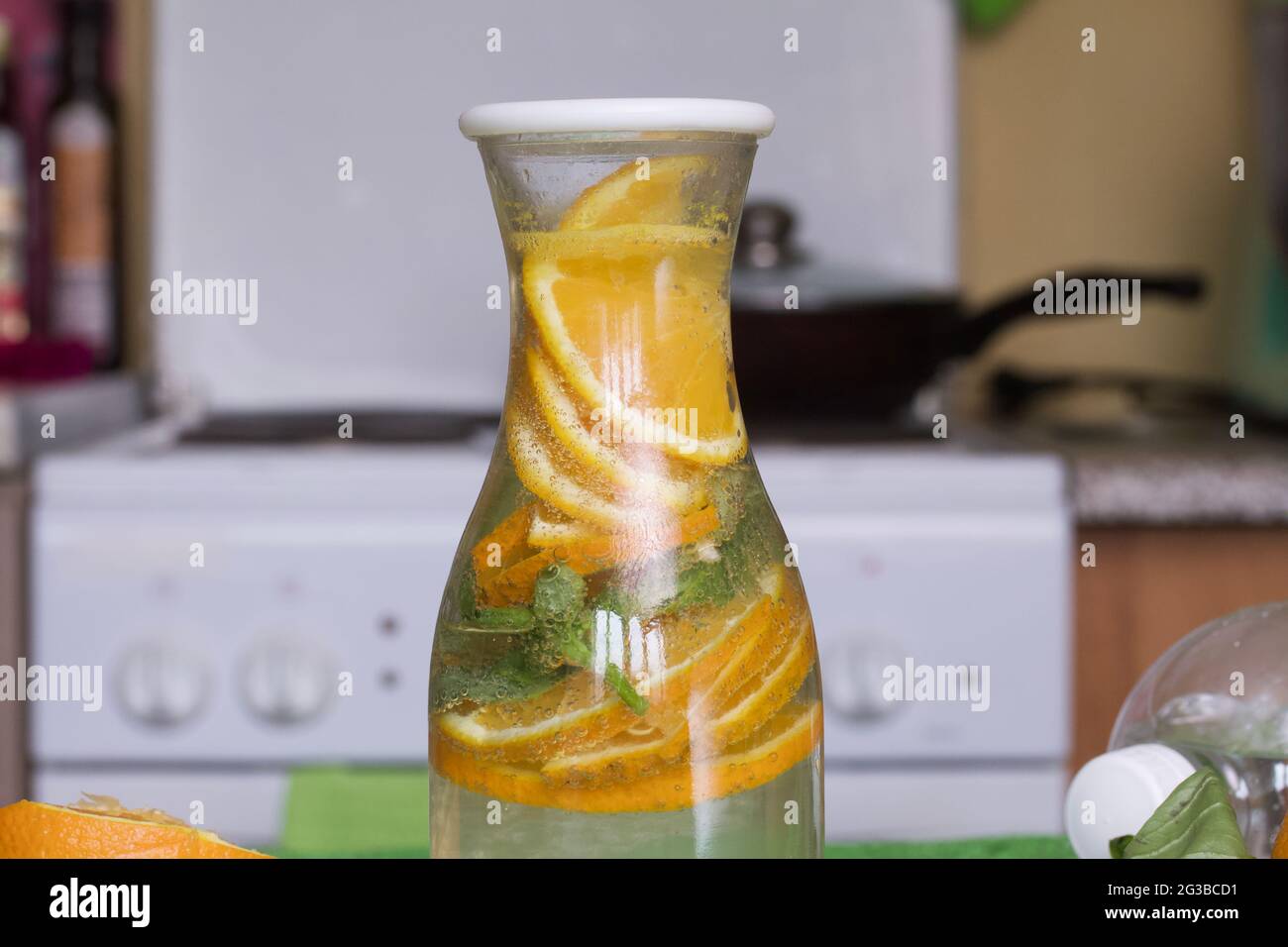 Wasser in Flaschen mit Orange und Basilikum. Rezepte zur Entgiftung von  Wasser Stockfotografie - Alamy