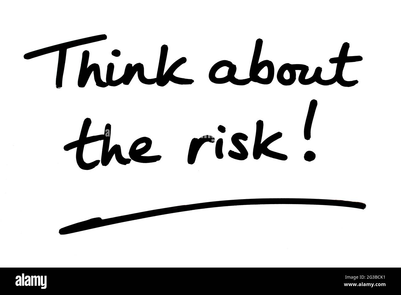 Denken Sie an das Risiko! Handgeschrieben auf weißem Hintergrund. Stockfoto