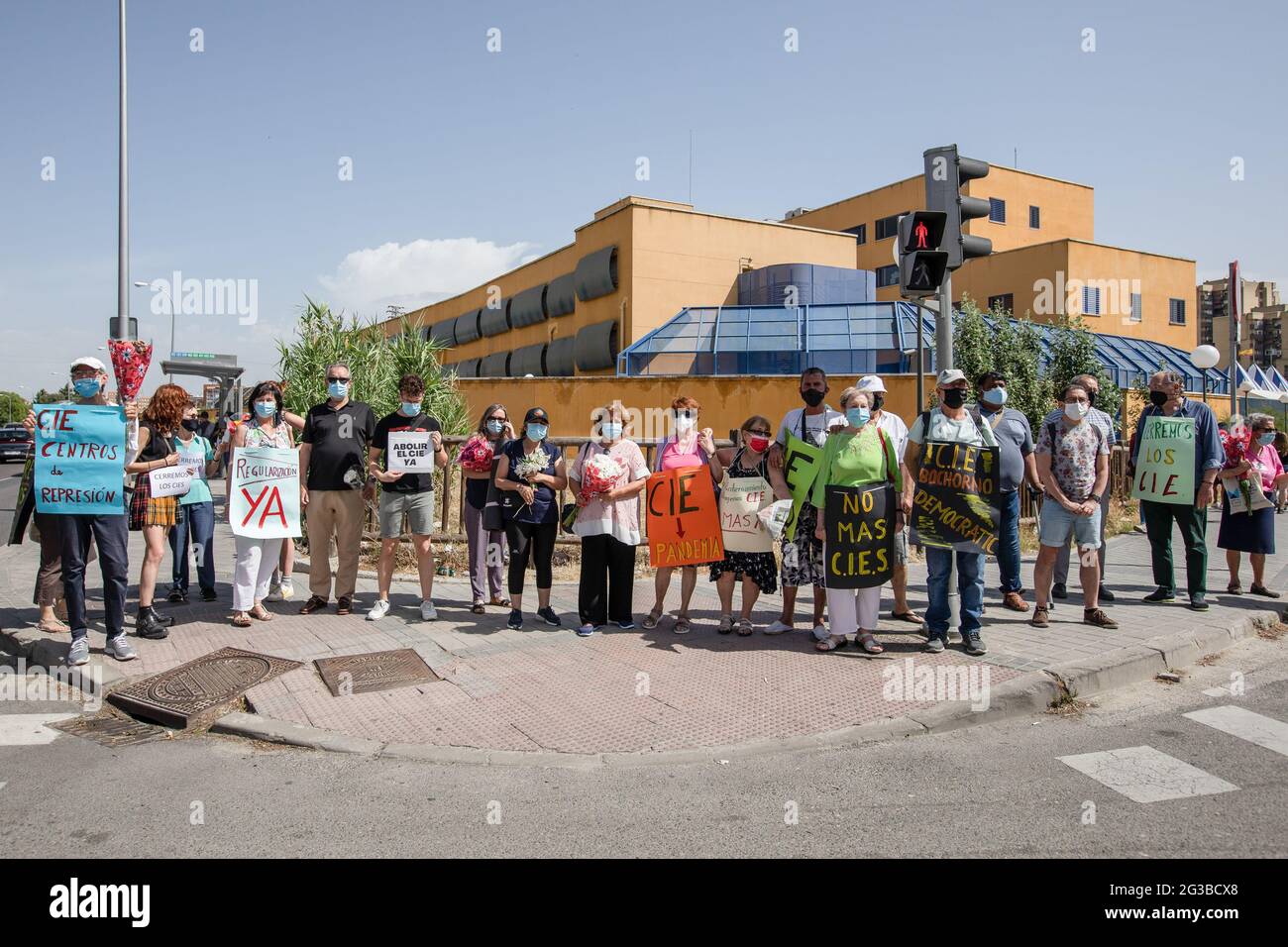 Madrid, Spanien. Juni 2021. Demonstranten hielten Plakate, die ihre Meinung außerhalb des Aluche C.I.E. äußerten (Spanische´s Haftanstalte für Migranten) während der Demonstration. Menschenrechtsaktivisten versammelten sich vor einem Migrantenhaftzentrum, als sie die sofortige Schließung von Migrantenhaftzentren in Spanien fordern, da sie der Ansicht sind, dass das System der Migrantenhaft nicht transparent ist und das den inhaftierten Migranten von der Behörde Möglichkeiten für Menschenrechtsverletzungen lässt. (Foto von Guillermo Gutierrez Carrascal/SOPA Images/Sipa USA) Quelle: SIPA USA/Alamy Live News Stockfoto