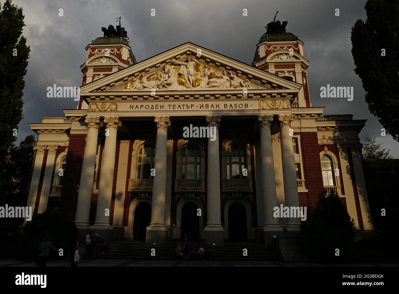 Fassade des historischen Opernhauses mit kyrillischem Namen auf der Oberseite, in Sophia. Bulgarien. Stockfoto