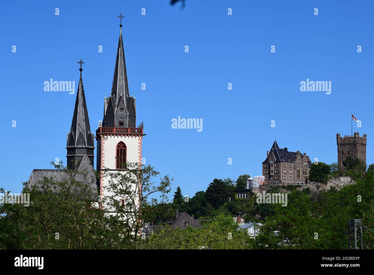 Bingen mit Matthias Basilika und Burg Klopp Stockfoto