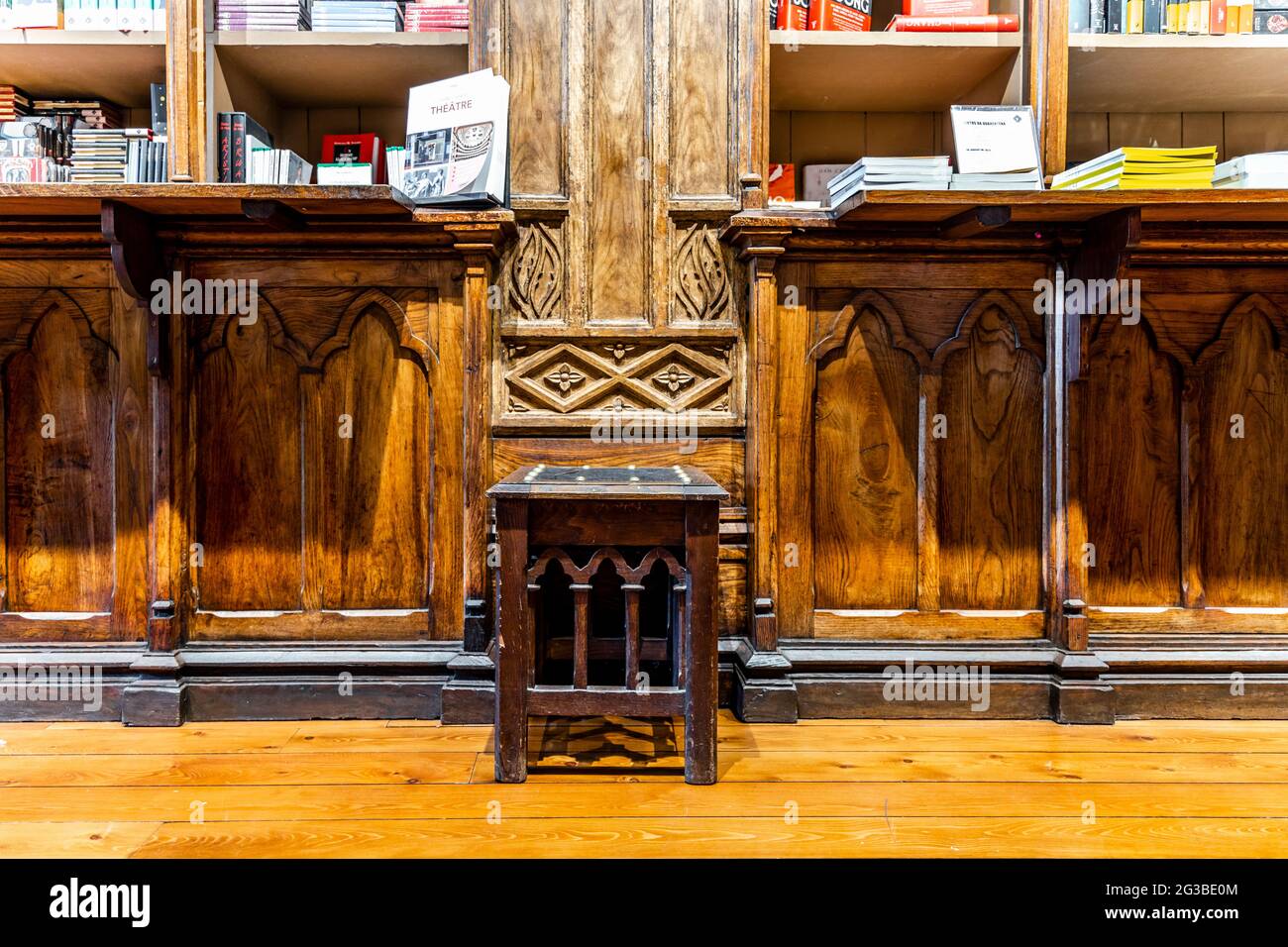 Porto, Portugal - 6. Mai 2021: Interieur des fantastischen Lello Buchhandlung Stockfoto