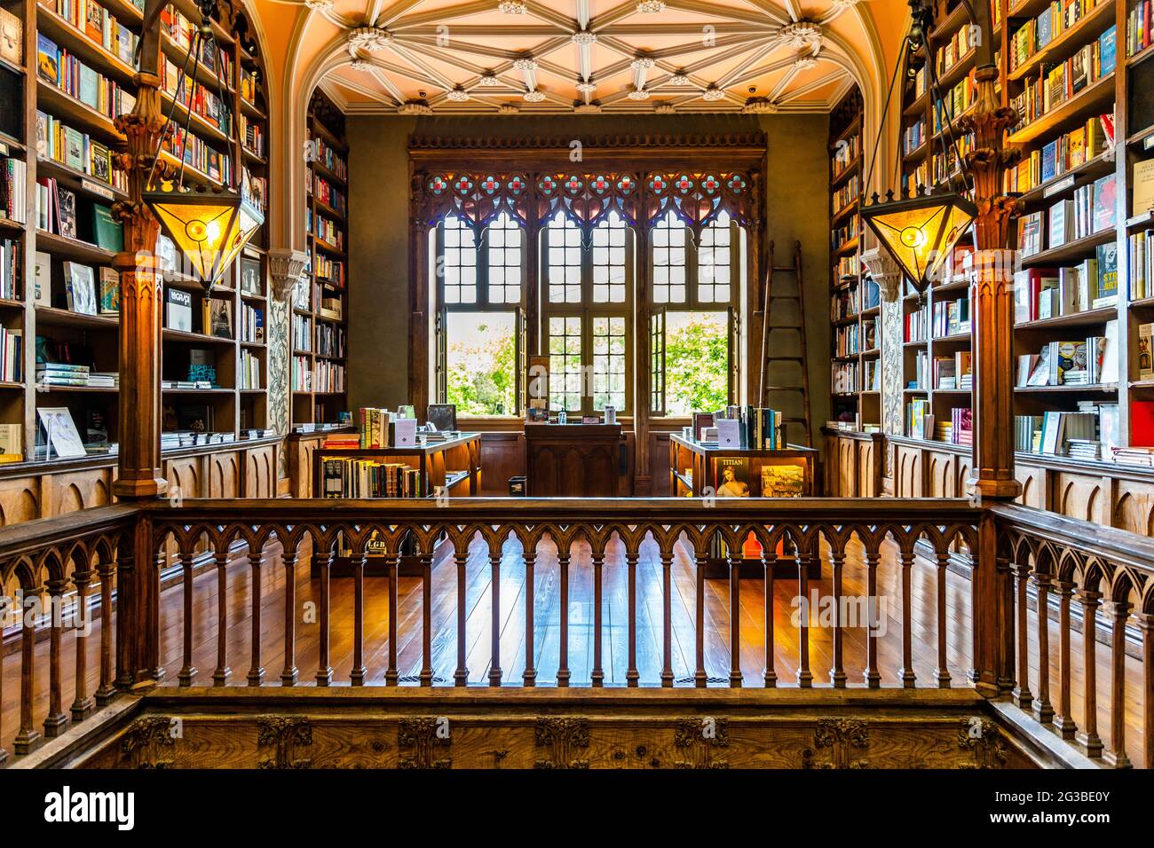 Porto, Portugal - 6. Mai 2021: Interieur des fantastischen Lello Buchhandlung Stockfoto