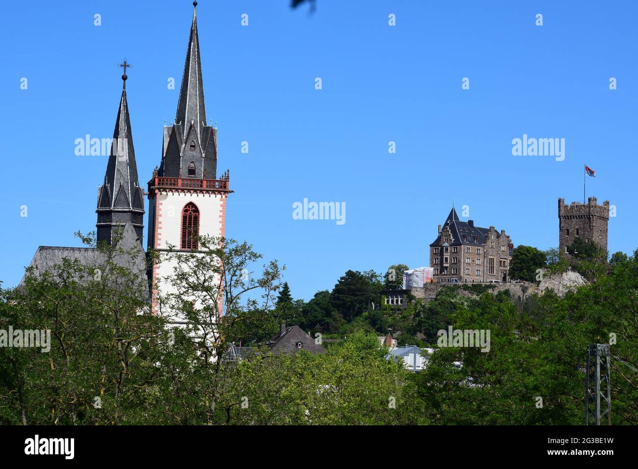 Bingen mit Matthias Basilika und Burg Klopp Stockfoto