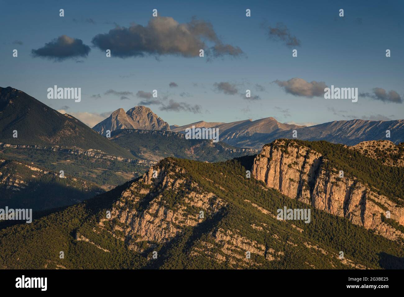 Der Berg Pedraforca bei Sonnenaufgang vom Gipfel der Salga Aguda in der Serra de Picancel (Berguedà, Katalonien, Spanien, Pyrenäen) Stockfoto