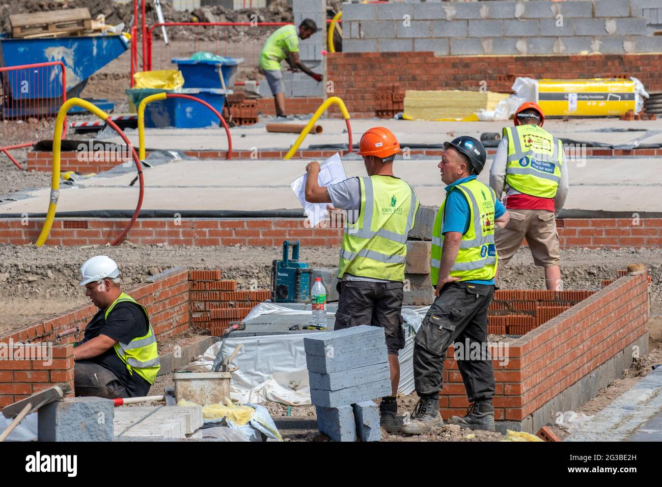 Überprüfung der Pläne, Bauphasen; Farington Mews schlagen die Stamp Duty Deadline - Keepmoat Homes Blaupause Entwicklungsstandort in Chorley. Bauherren beginnen mit dem Bau auf dieser großen neuen Wohnanlage mit Caberdek - Norbords beliebter Fußbodenlösung und Forterra DALL Light Facing Brick. VEREINIGTES KÖNIGREICH Stockfoto