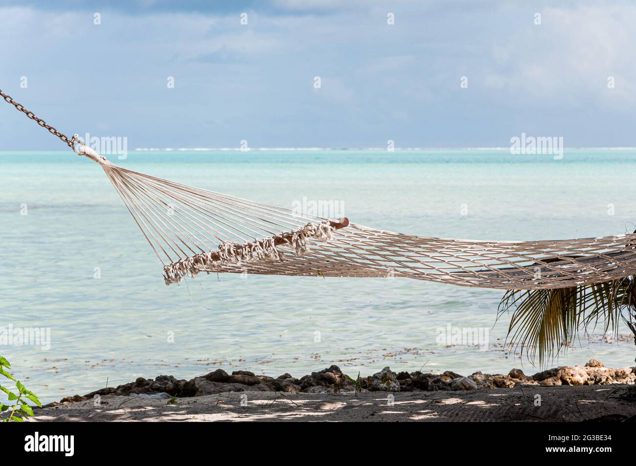 Ein Blick in die Hängematte auf einen paradiesischen polynesischen Strand Stockfoto
