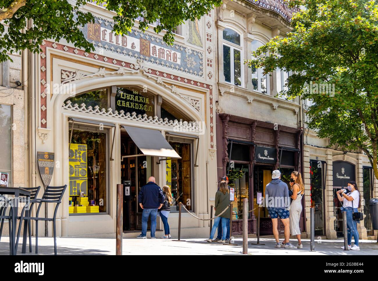 Porto, Portugal - 6. Mai 2021: Das Äußere des berühmten Lello Buchladens, der den Autor von Harry Potter Büchern inspirierte Stockfoto