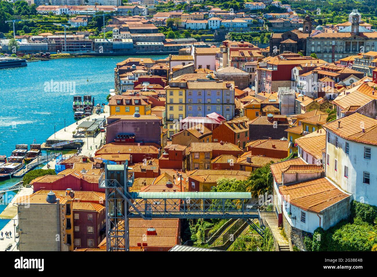 Alte bunte Häuser am Ufer von Porto, Nordregion, Portugal Stockfoto