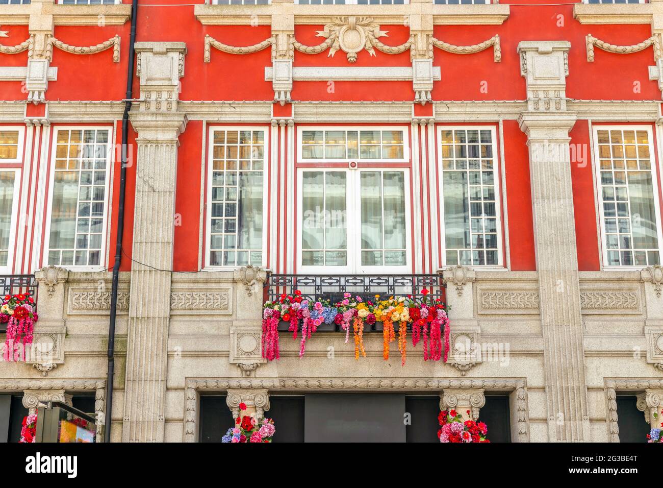 Schönes Stadthaus in leuchtendem Orange in der Innenstadt von Porto, Nord-Portugal, Portugal Stockfoto