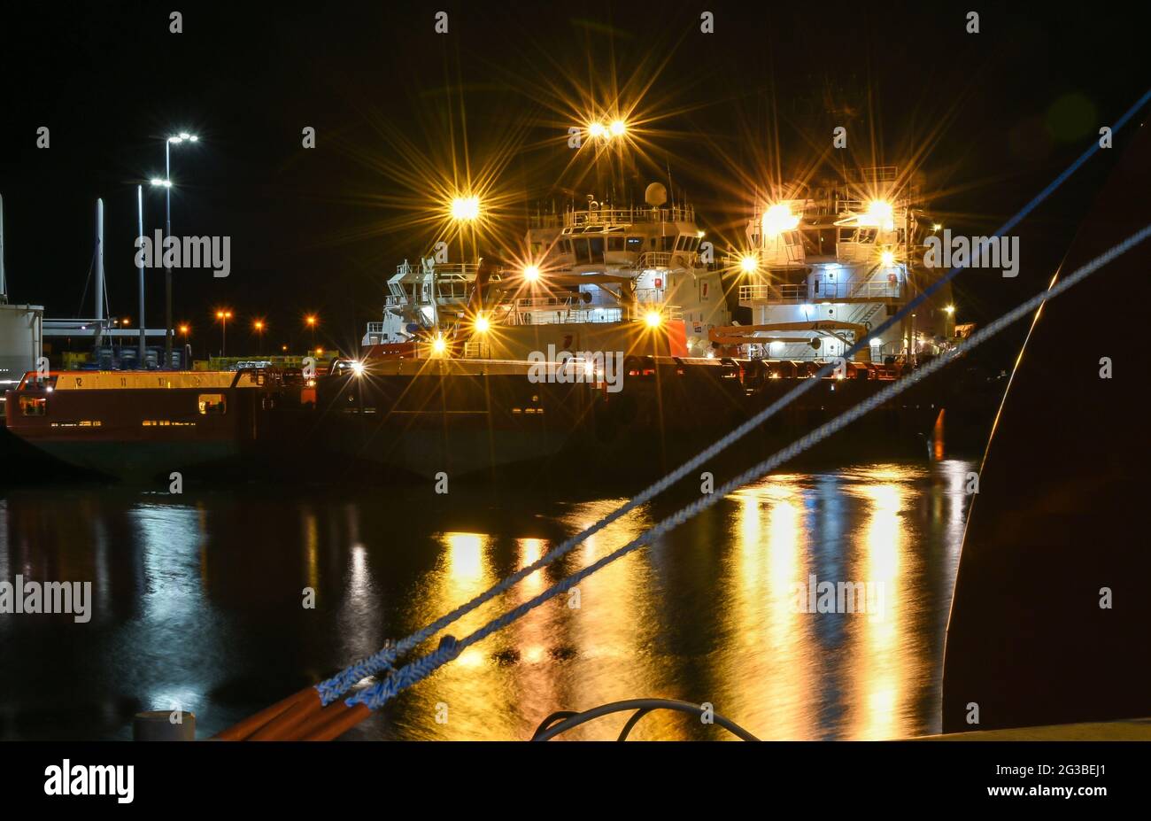 Den Helder, Niederlande. November 2019. Hafenstimmung. Ein Ölstand und ein Nachtschalender im Hafen von Den Helder, Niederlande. Hochwertige Fotos Stockfoto