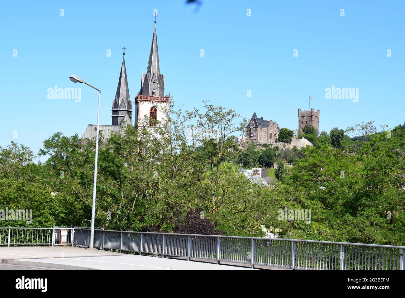 Bingen mit Matthias Basilika und Burg Klopp Stockfoto