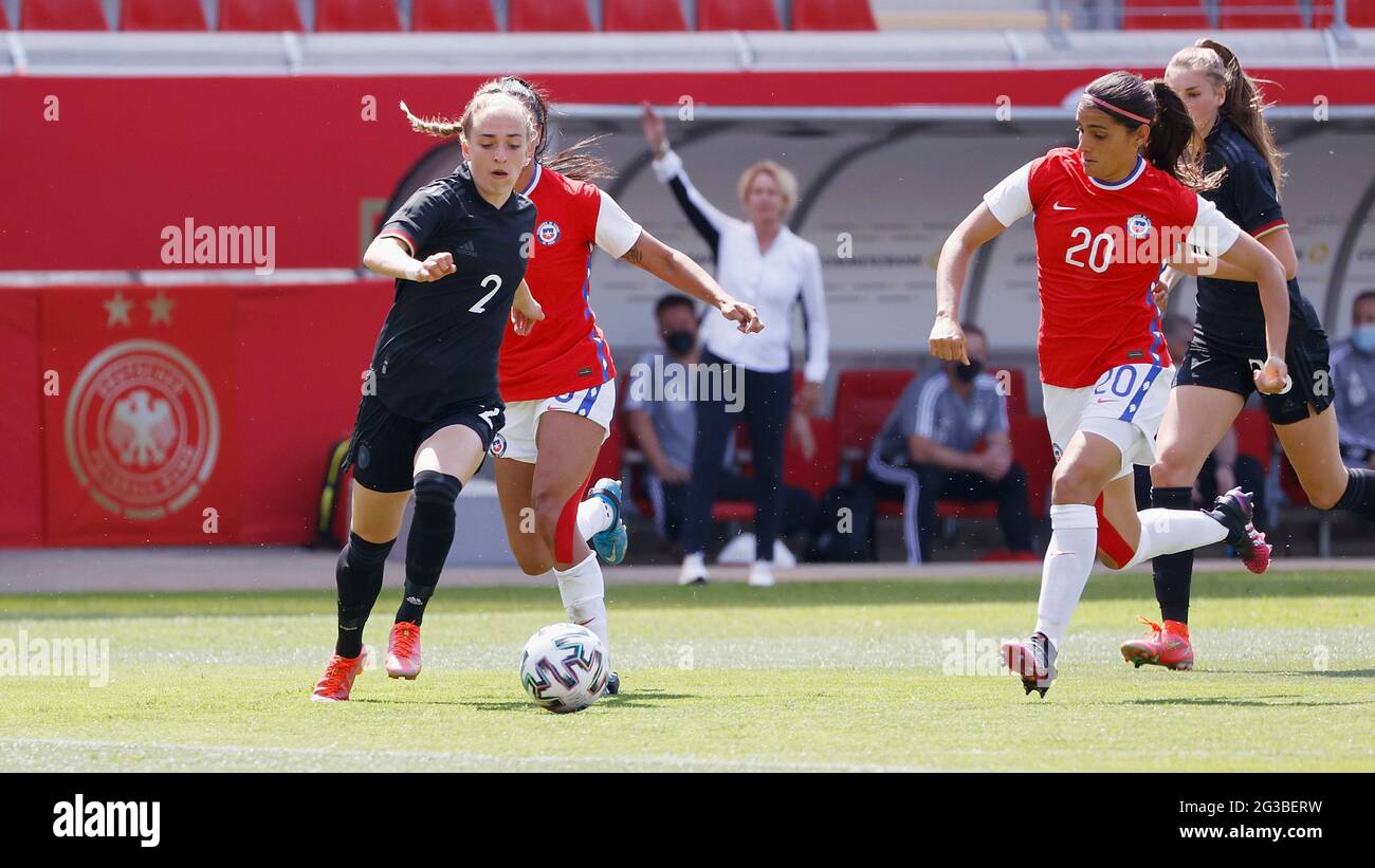 Offenbach, Deutschland. 15. Juni 2021. firo: 15.06.2021, Fuvuball: Fußball,  Frauen, Frauen, Nationalmannschaft, Freundschaftsspiel, Lv§Nderspiel  Deutschland - Chile Bild: v. Left Sophia Kleinherne (Deutschland) und  Daniela Zamora (Chile) Quelle: dpa ...