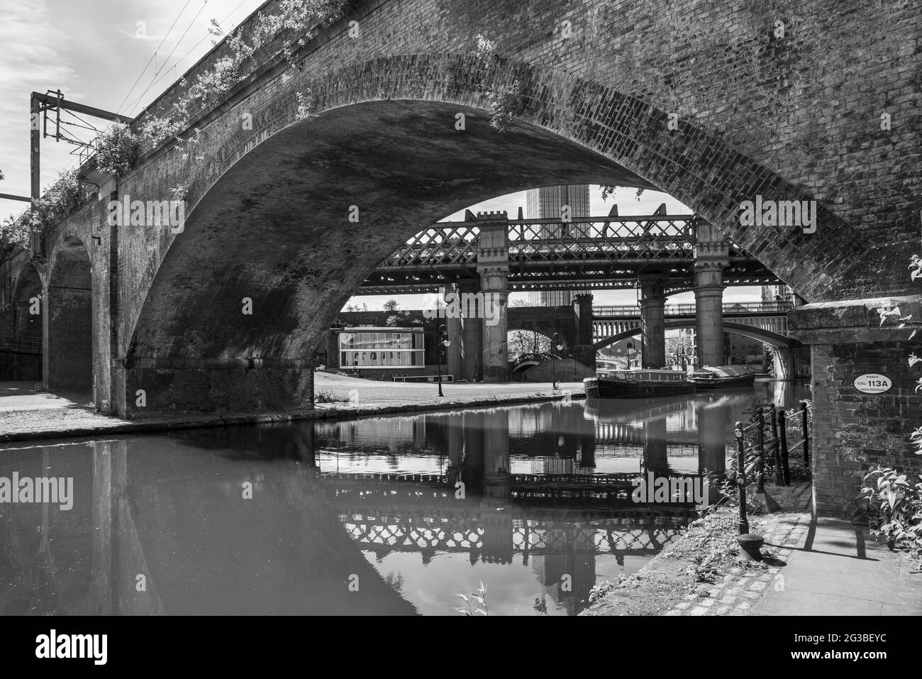 Alte Eisenbahnbrücken in Castlefield, einem urban Heritage Park mitten in der Stadt Manchester, Nordengland. Stockfoto