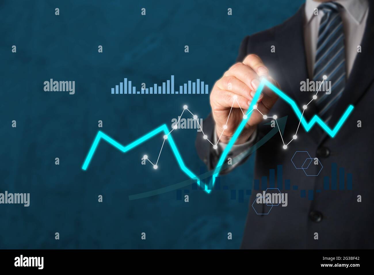 Der Geschäftsmann zeigt mit einem Marker auf dem Diagramm, der den Wert, den Umsatz, die Produktivität oder den Automatisierungsgrad der Aktie symbolisiert. Stockfoto