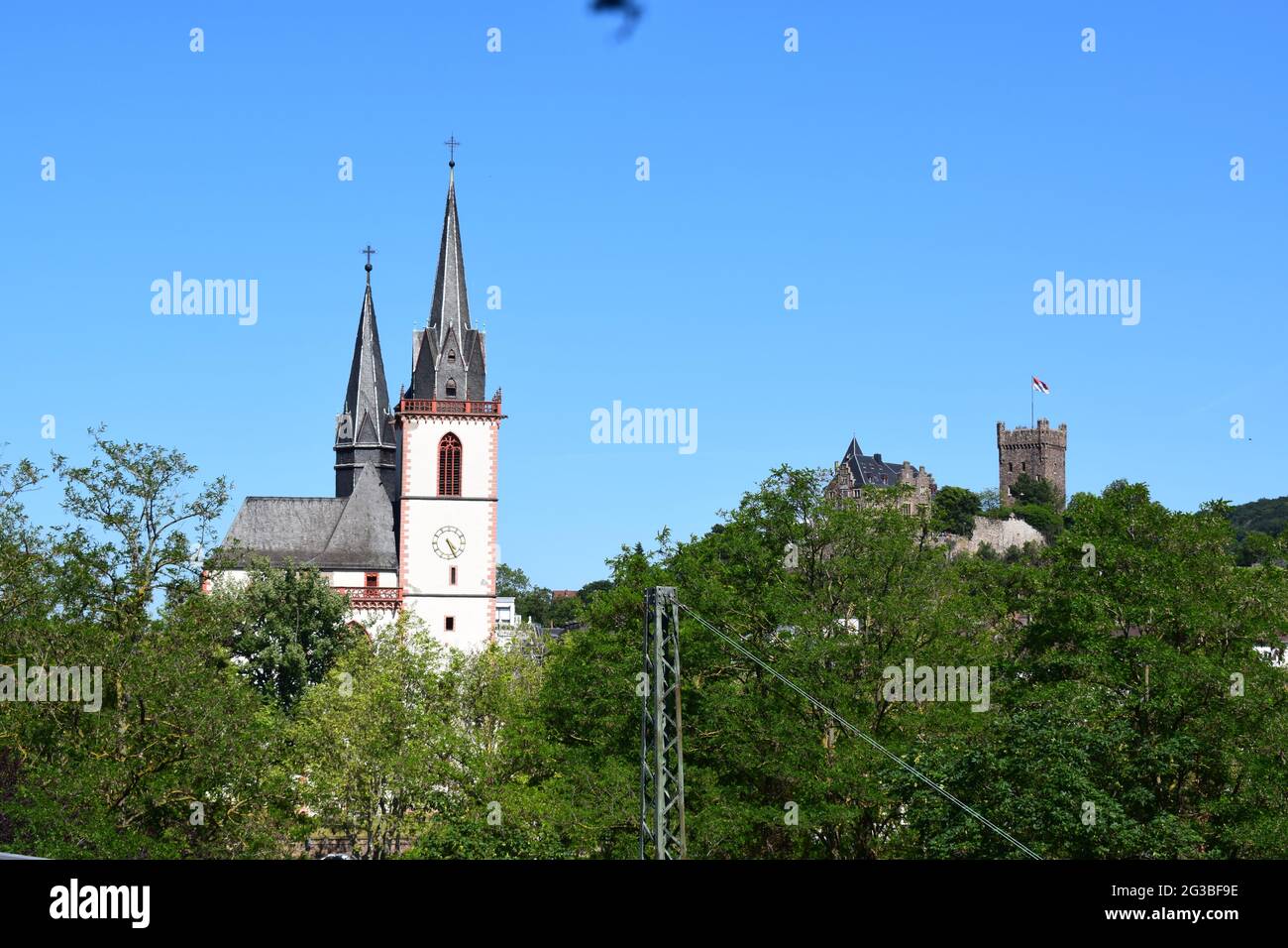 Bingen mit Matthias Basilika und Burg Klopp Stockfoto
