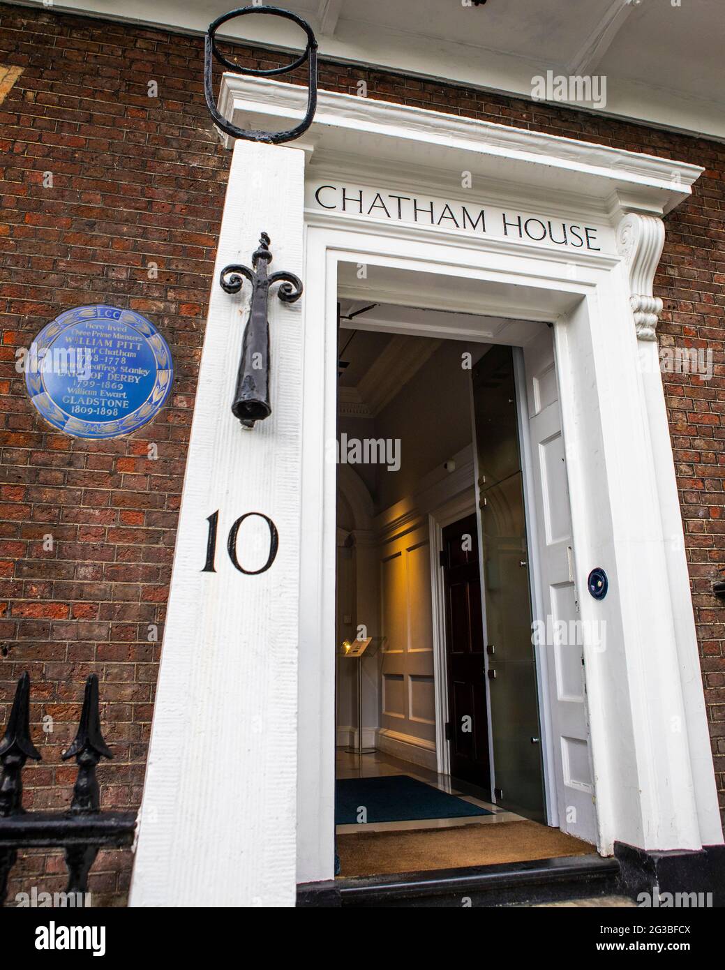 London, Großbritannien - 13. Mai 2021: Eine Gedenktafel am Chatham House auf dem St. James’s Square in London, die den Ort markiert, an dem drei ehemalige Premierminister li haben Stockfoto