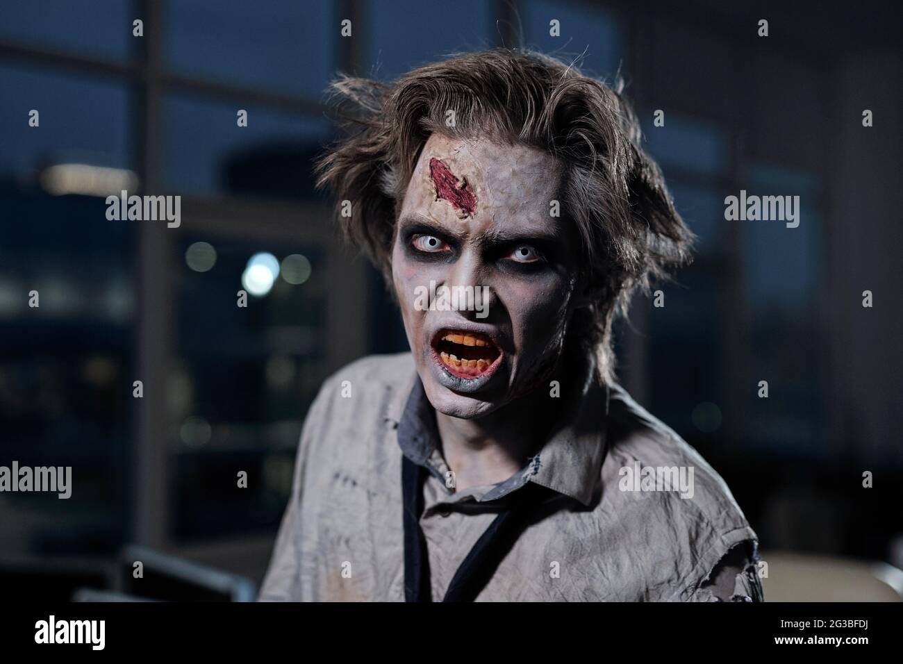 Scary Zombie Geschäftsmann mit gruseligen Gesichtsausdruck Blick auf Sie Stockfoto