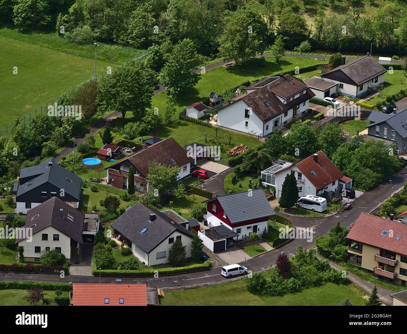 Schöne Luftaufnahme von Wohngebiet mit Einfamilienhäusern im ländlichen Dorf Honau, Lichtenstein, Schwäbische Alb, im späten Frühjahr. Stockfoto