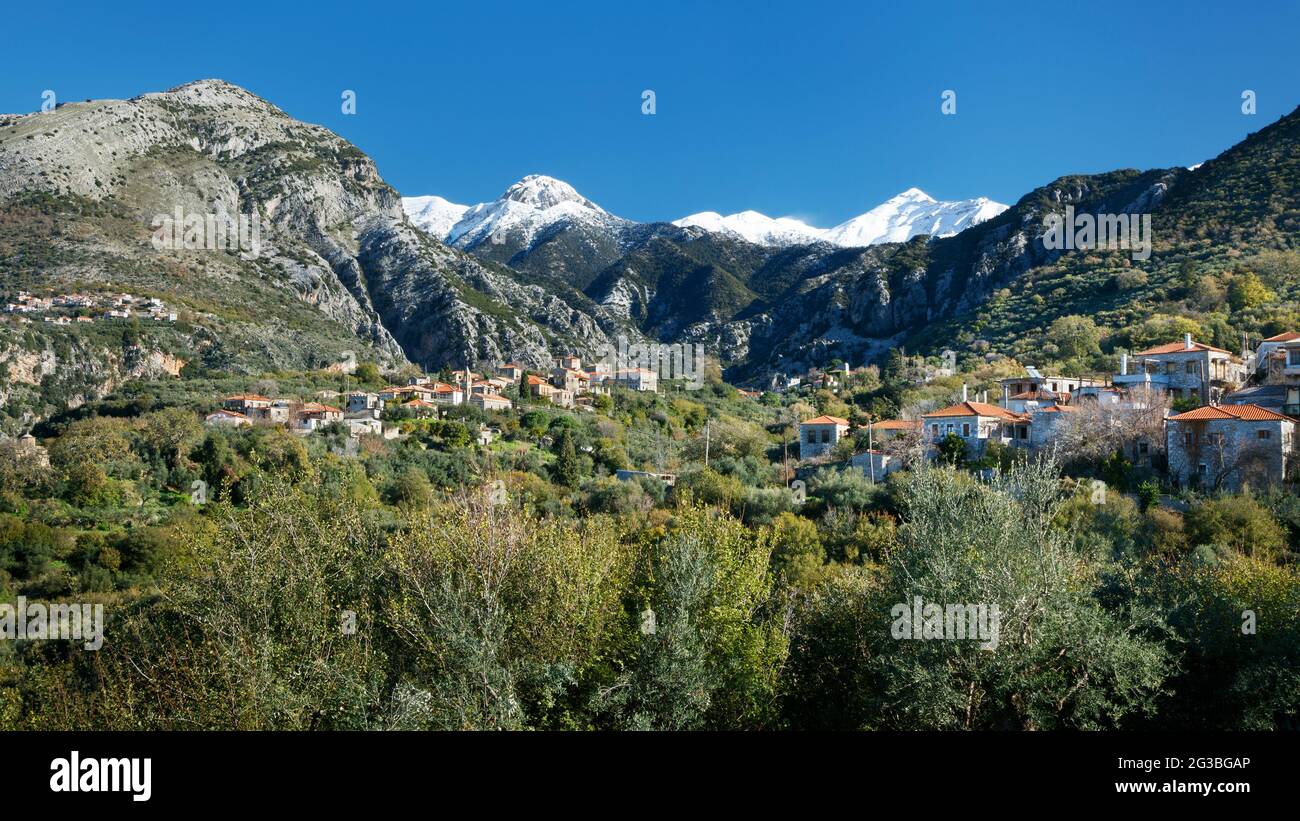 Mani Dörfer von Chora, Exohori und Tseria Dörfer mit Schnee auf den Taygetos Bergen darüber Stockfoto