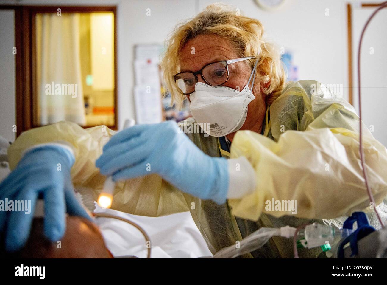Krankenschwestern behandeln den letzten Corona-Patienten am 15. Juni 2021 in der Covid-19, IC Station im Van Weel-Bethesda Krankenhaus, in Dirksland, Niederlande. Auch der wöchentliche Durchschnitt der neu übertragenen Coronainfektionen nimmt ab. Der Ausbruch scheint zunehmend unter Kontrolle zu sein. Die meisten IC-Betten sind leer. Foto von Robin Utrecht/ABACAPRESS.COM Stockfoto