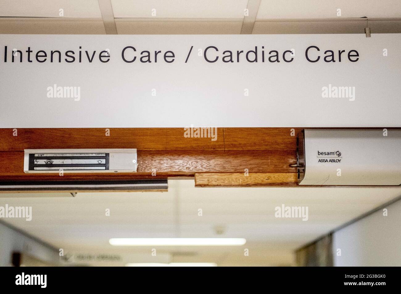 Krankenschwestern behandeln den letzten Corona-Patienten am 15. Juni 2021 in der Covid-19, IC Station im Van Weel-Bethesda Krankenhaus, in Dirksland, Niederlande. Auch der wöchentliche Durchschnitt der neu übertragenen Coronainfektionen nimmt ab. Der Ausbruch scheint zunehmend unter Kontrolle zu sein. Die meisten IC-Betten sind leer. Foto von Robin Utrecht/ABACAPRESS.COM Stockfoto