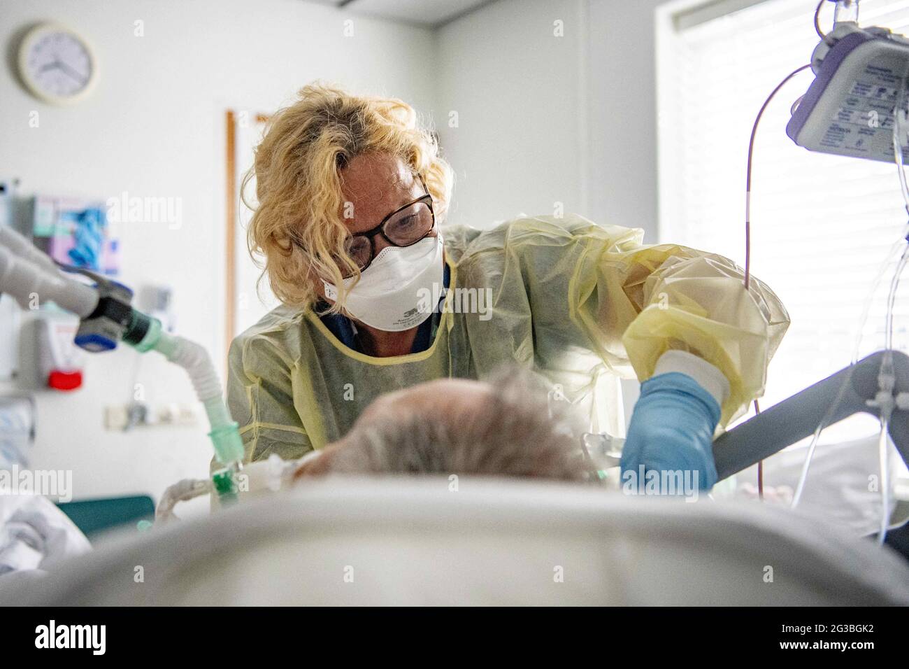 Krankenschwestern behandeln den letzten Corona-Patienten am 15. Juni 2021 in der Covid-19, IC Station im Van Weel-Bethesda Krankenhaus, in Dirksland, Niederlande. Auch der wöchentliche Durchschnitt der neu übertragenen Coronainfektionen nimmt ab. Der Ausbruch scheint zunehmend unter Kontrolle zu sein. Die meisten IC-Betten sind leer. Foto von Robin Utrecht/ABACAPRESS.COM Stockfoto