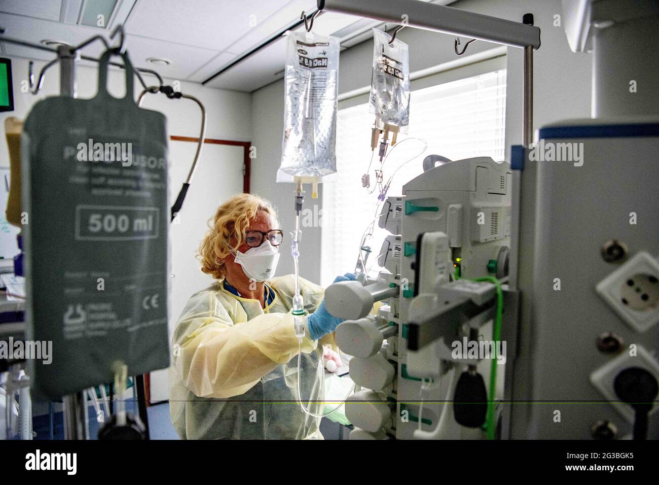 Krankenschwestern behandeln den letzten Corona-Patienten am 15. Juni 2021 in der Covid-19, IC Station im Van Weel-Bethesda Krankenhaus, in Dirksland, Niederlande. Auch der wöchentliche Durchschnitt der neu übertragenen Coronainfektionen nimmt ab. Der Ausbruch scheint zunehmend unter Kontrolle zu sein. Die meisten IC-Betten sind leer. Foto von Robin Utrecht/ABACAPRESS.COM Stockfoto