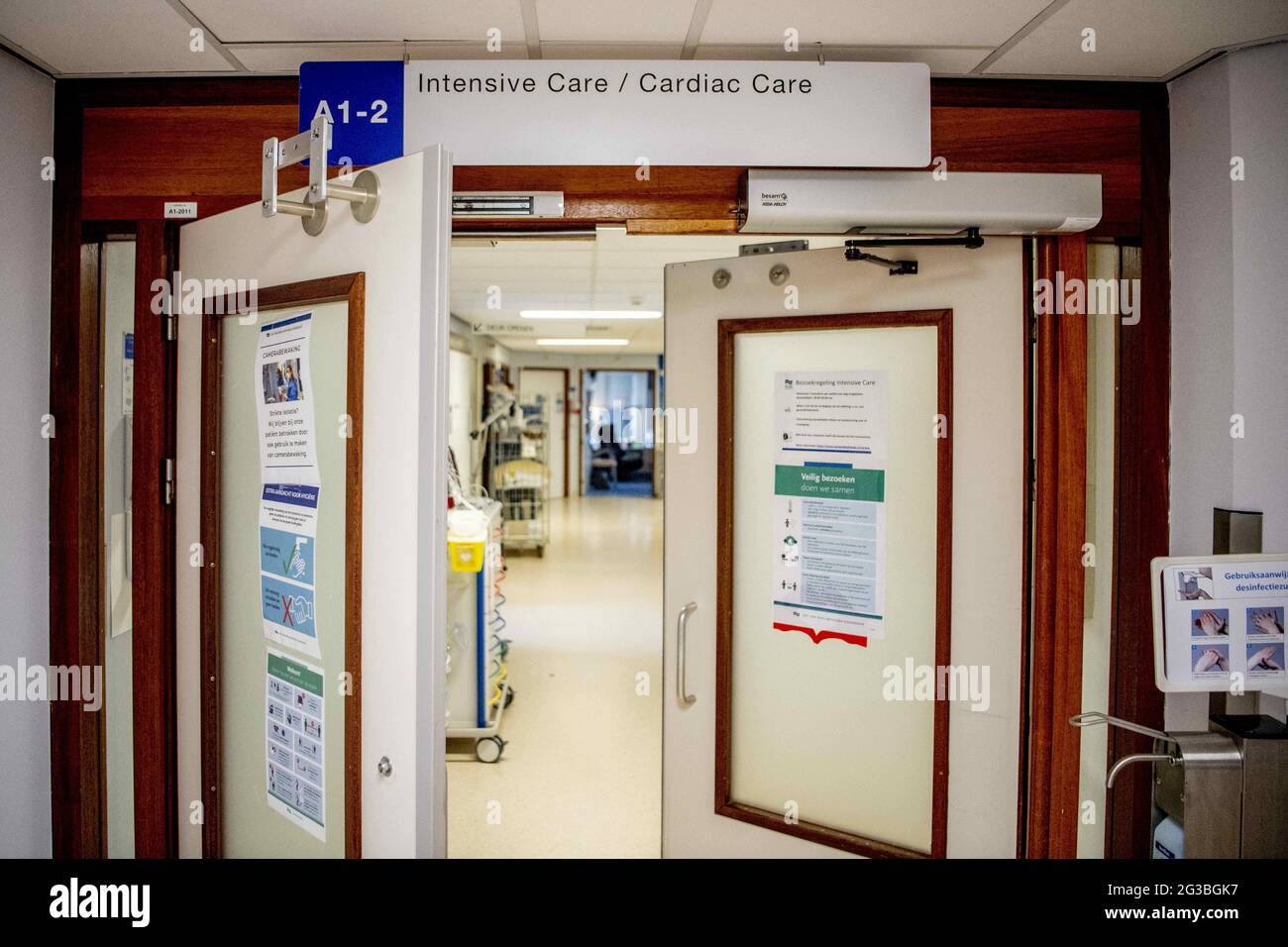 Krankenschwestern behandeln den letzten Corona-Patienten am 15. Juni 2021 in der Covid-19, IC Station im Van Weel-Bethesda Krankenhaus, in Dirksland, Niederlande. Auch der wöchentliche Durchschnitt der neu übertragenen Coronainfektionen nimmt ab. Der Ausbruch scheint zunehmend unter Kontrolle zu sein. Die meisten IC-Betten sind leer. Foto von Robin Utrecht/ABACAPRESS.COM Stockfoto