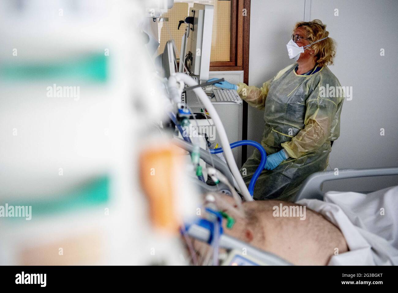 Krankenschwestern behandeln den letzten Corona-Patienten am 15. Juni 2021 in der Covid-19, IC Station im Van Weel-Bethesda Krankenhaus, in Dirksland, Niederlande. Auch der wöchentliche Durchschnitt der neu übertragenen Coronainfektionen nimmt ab. Der Ausbruch scheint zunehmend unter Kontrolle zu sein. Die meisten IC-Betten sind leer. Foto von Robin Utrecht/ABACAPRESS.COM Stockfoto