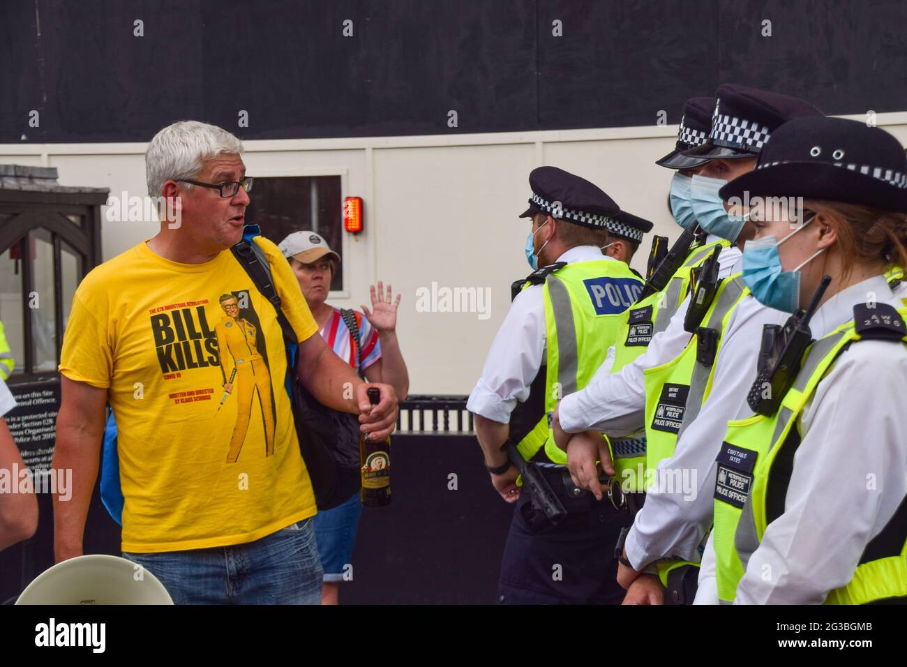 London, Großbritannien. Juni 2021. Ein Protestler verhöhnt die Polizei vor dem Parlament. Anti-Sperren-, Anti-Impfstoff- und Anti-Maske-Demonstranten versammelten sich vor den Houses of Parliament und Downing Street, als die Regierung ankündigte, dass die Aufhebung weiterer COVID-19-Beschränkungen bis zum 19. Juli verschoben wird. Stockfoto