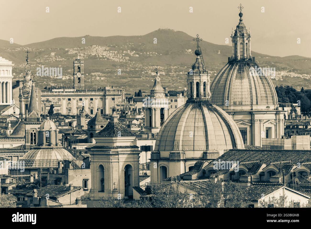 Rom, Italien. Kuppeln, Türme und Dächer von der Engelsburg aus gesehen. Das historische Zentrum von Rom ist ein UNESCO-Weltkulturerbe. Stockfoto