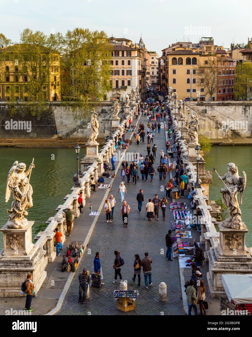 Rom, Italien. Die Brücke Sant'Angelo von der Engelsburg aus gesehen. Das historische Zentrum von Rom ist ein UNESCO-Weltkulturerbe. Stockfoto