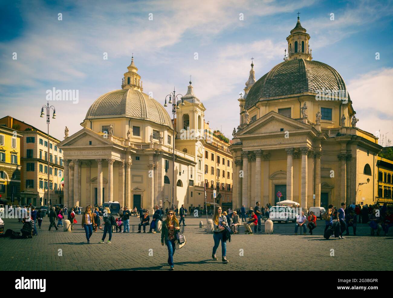 Rom, Italien. Piazza del Popolo mit den Zwillingskirchen Santa Maria di Montesanto auf der linken Seite und Santa Maria dei Miracoli auf der rechten Seite. Das historische c Stockfoto