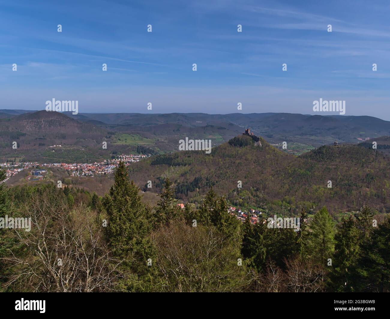 Schöner Blick über den südlichen Teil des Pfälzerwaldes, Deutschland mit der Kleinstadt Annweiler und rekonstruierter mittelalterlicher Burg Trifels auf einem felsigen Hügel. Stockfoto