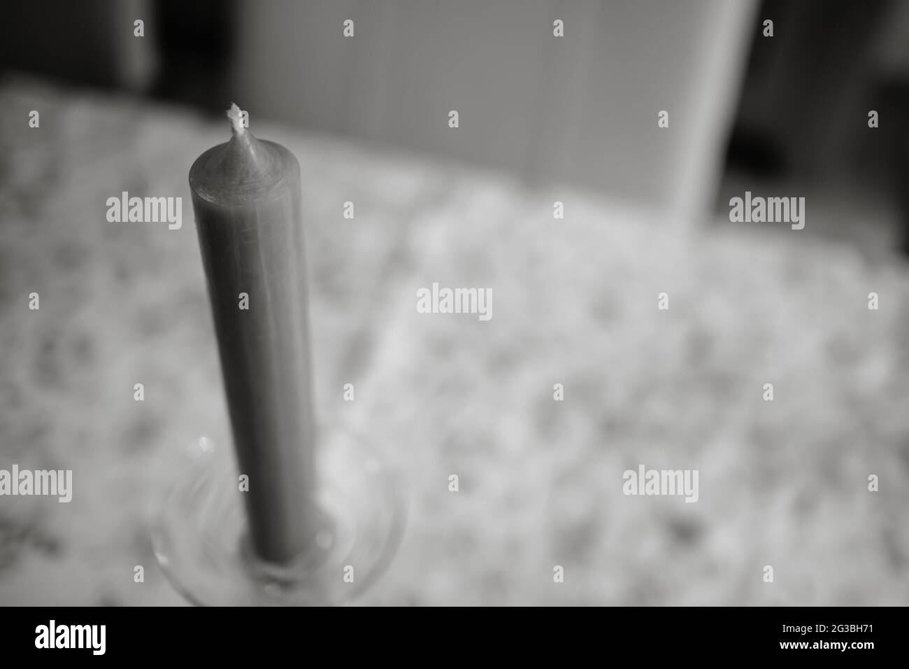 Graustufenaufnahme einer Kerze Stockfoto