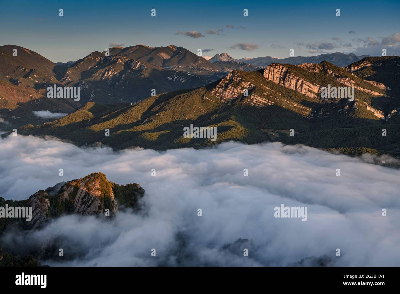 Das Gebirge Alt Berguedà (in den Pyrenäen) bei Sonnenaufgang vom Gipfel der Salga Aguda in der Serra de Picancel, mit Nebel im Vilada-Tal (Spanien) Stockfoto