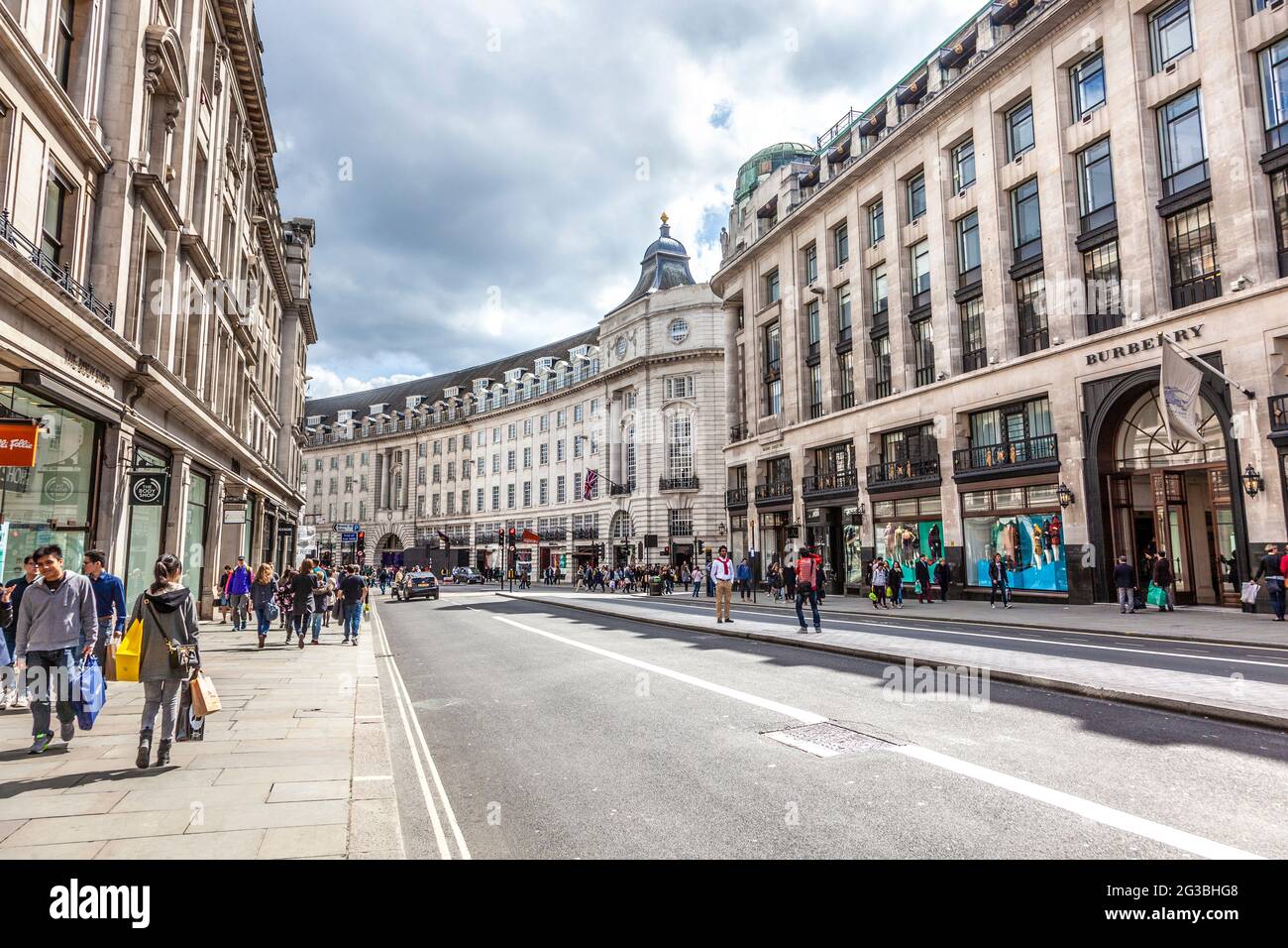 Einkaufsbummel durch die Regent Street im Zentrum von London, Großbritannien Stockfoto
