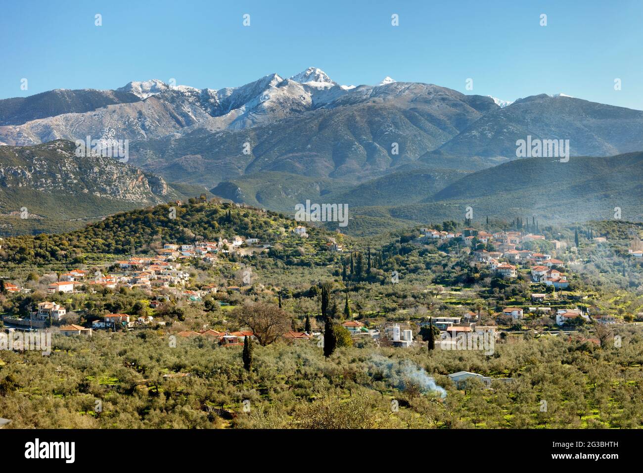 Stavropigio und Malta Dörfer in Messinia in Griechenland mit dem Hintergrund der schneebedeckten Taygetos Berge Stockfoto