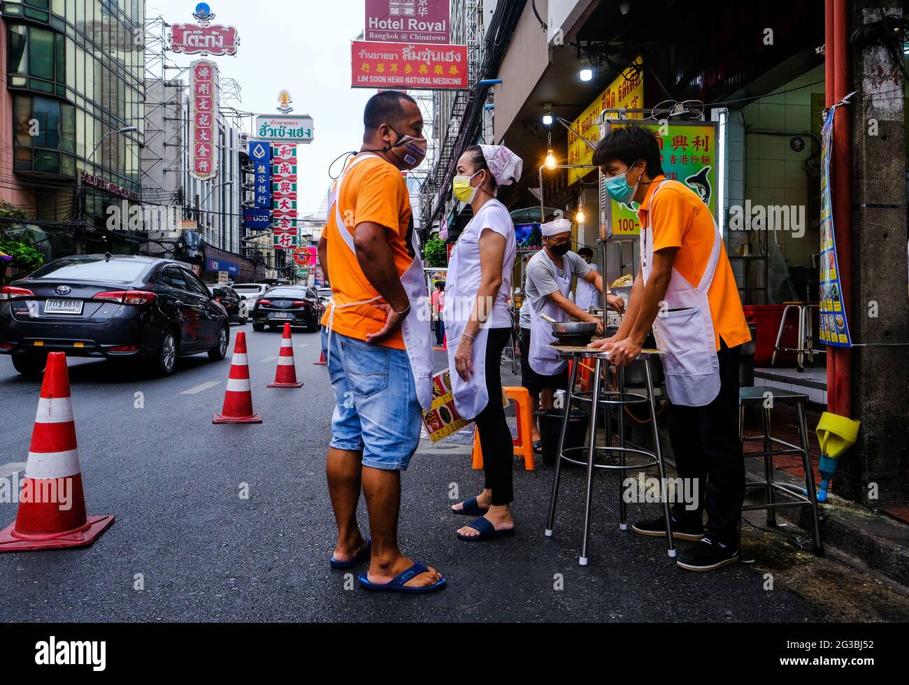 Restaurantmitarbeiter stehen vor ihren Räumlichkeiten in Chinatown, Bangkok, Thailand Stockfoto