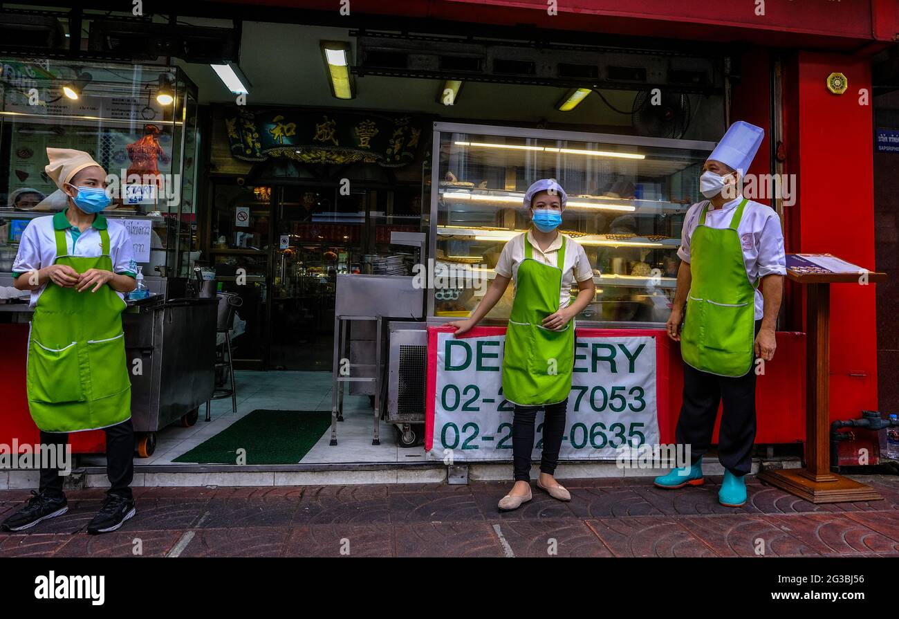 Restaurantmitarbeiter stehen vor ihren Räumlichkeiten in Chinatown, Bangkok, Thailand Stockfoto