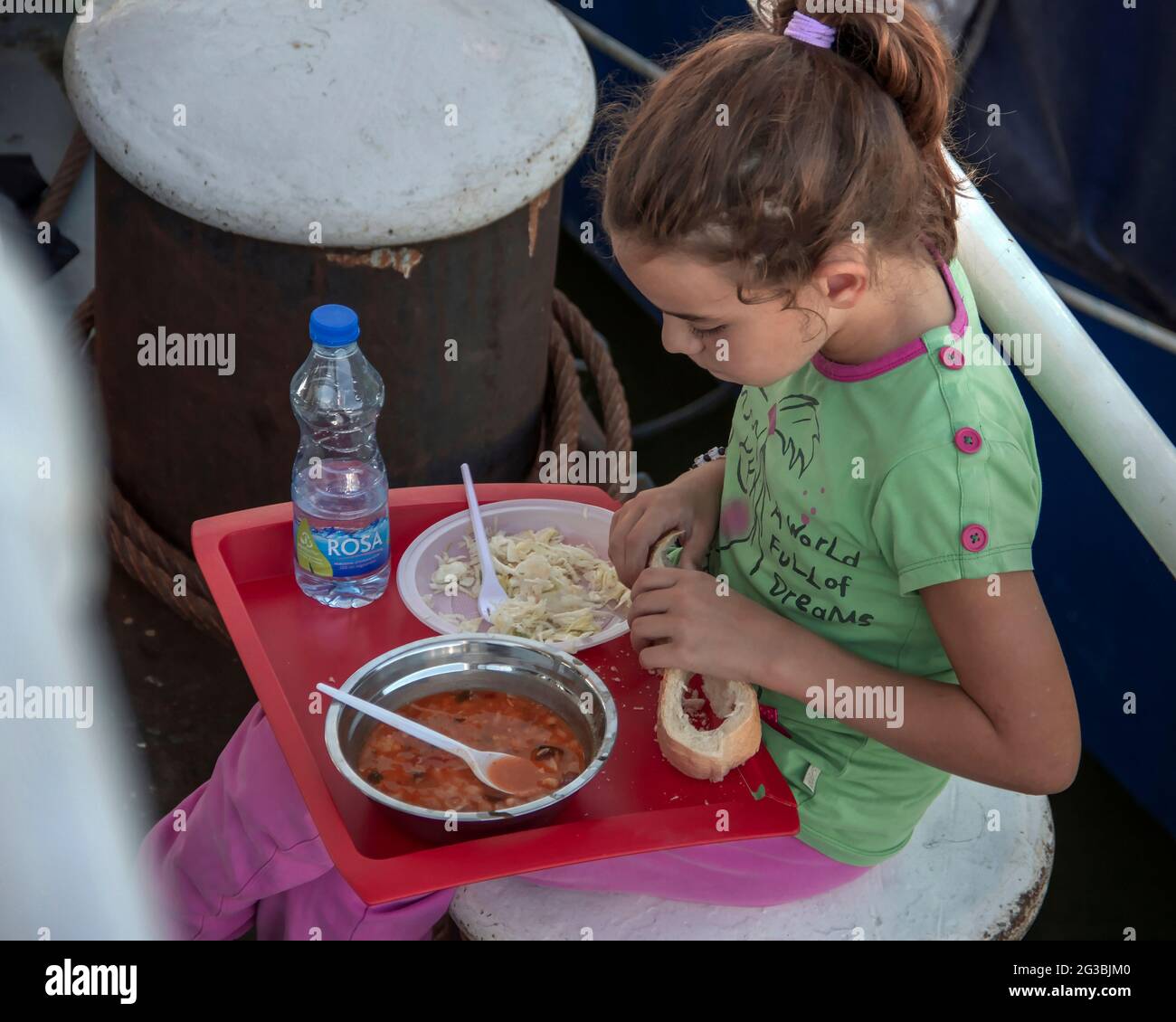 Belgrad, Serbien, 3. Oktober 2015: Kleines Mädchen, das auf einem Flusskahn zu essen hat / EINE Welt voller Träume Stockfoto
