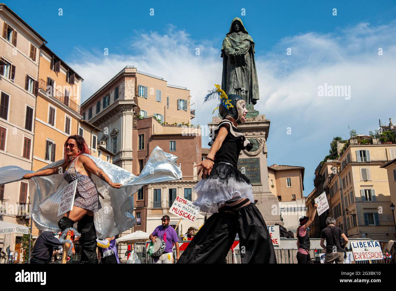 Rom, Italien 14/06/2021: Künstler demonstrieren auf der Piazza Campo de Fiori, um eine Revision der kommunalen Vorschriften zur Förderung der Straßenkunst zu fordern. © Andrea Sabbadini Stockfoto
