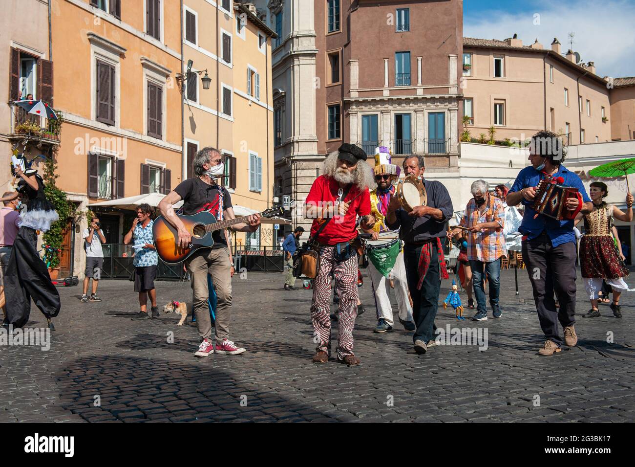 Rom, Italien 14/06/2021: Künstler demonstrieren auf der Piazza Campo de Fiori, um eine Revision der kommunalen Vorschriften zur Förderung der Straßenkunst zu fordern. © Andrea Sabbadini Stockfoto