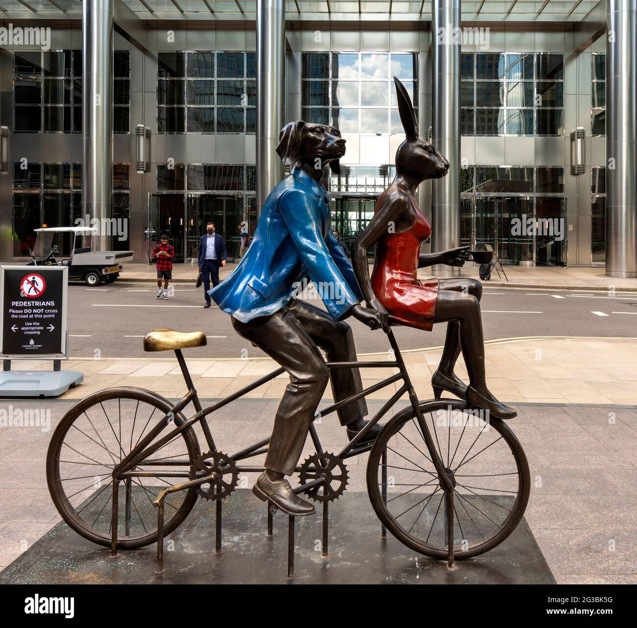 LONDON ENGLAND CANARY WHARF TANDEMLIEBHABER BRONZESKULPTUR VON GILLIE UND MARC Stockfoto